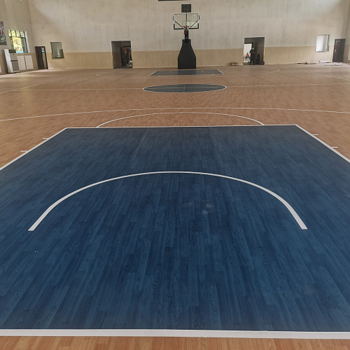 Piso esportivo da quadra de basquete