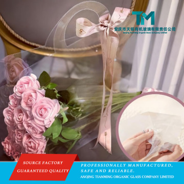 Embalagem elegante de flores transparentes com alças e fita