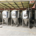 Veste et fermenteurs de bière conique isolés à vendre