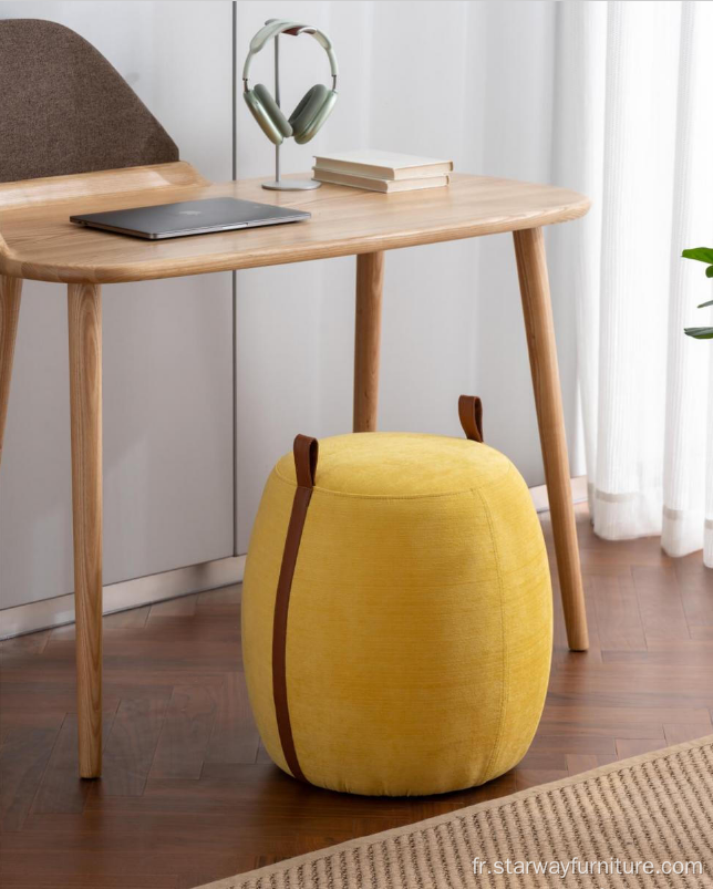 Tabouret rembourré moderne avec cadre en bois