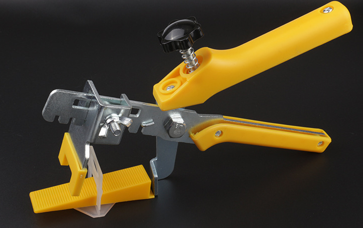 Pushing pliers with leveling device