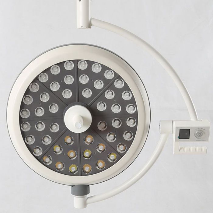 Surgical shadow-free true-color illumination operating lamp