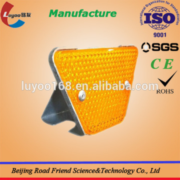 Double-sided reflective trapezoidal delineator