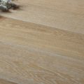 Plancher en bois ingénieur en blanc fumé de 220 mm de large