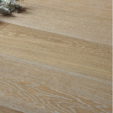 Plancher en bois ingénieur en blanc fumé de 220 mm de large