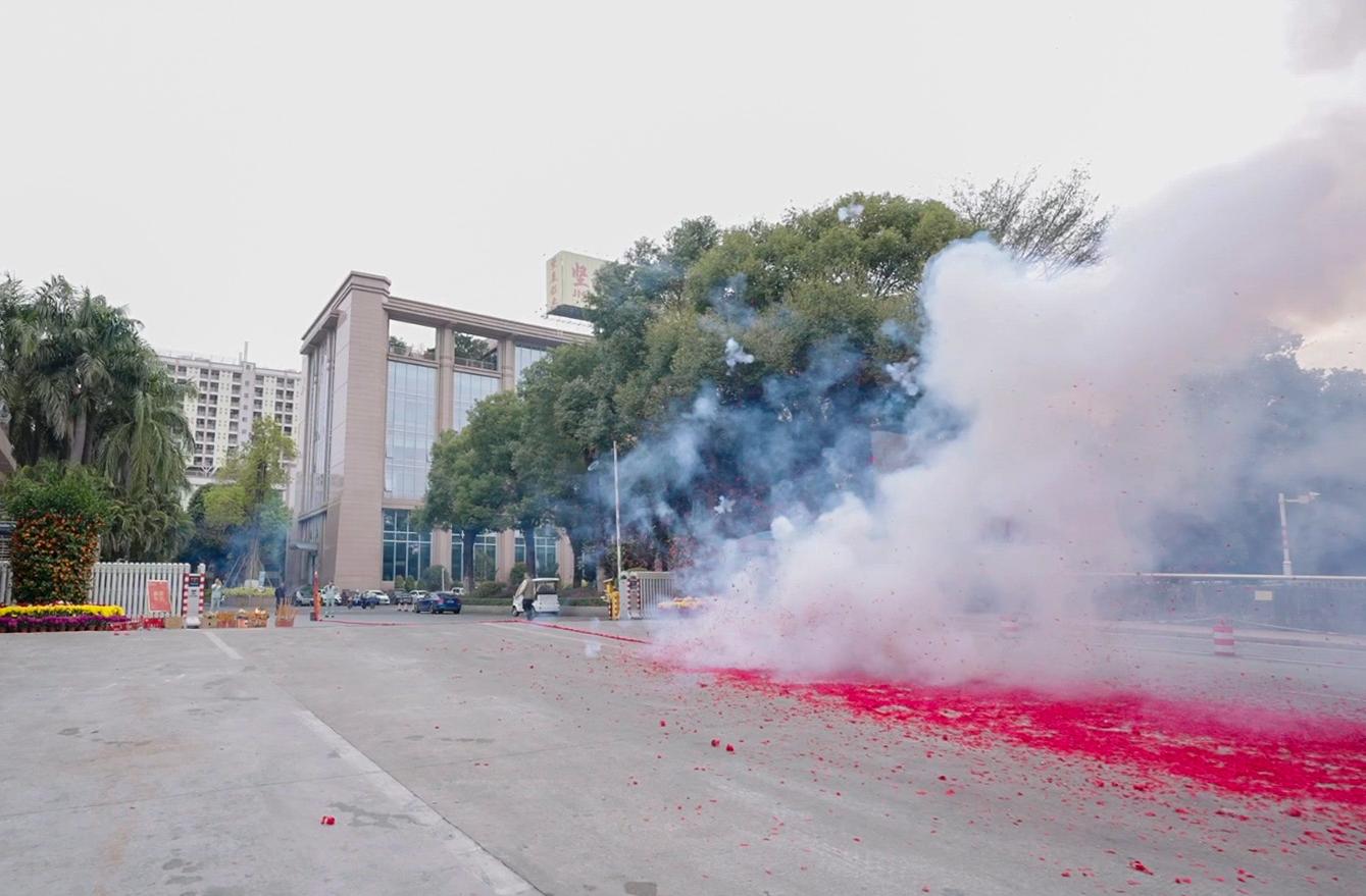 Bamboo firecrackers start a new journey of struggle