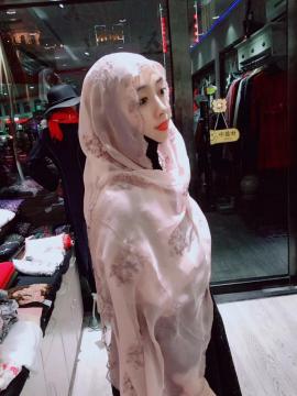 Selendang panjang merah jambu dengan bunga