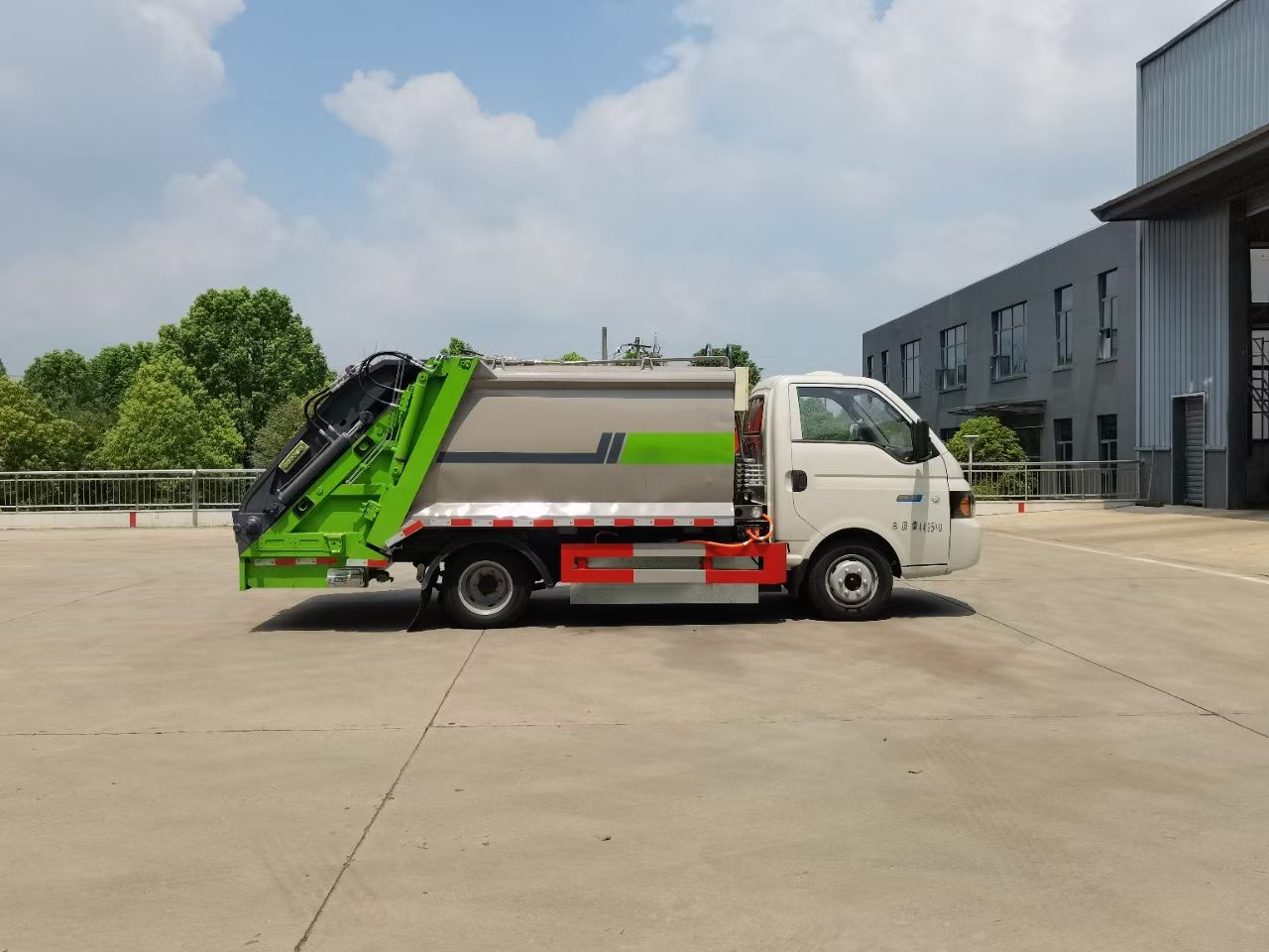 Garbage compactor truck