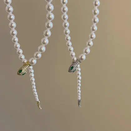 Graceful Serpentine Pearl Necklace Design