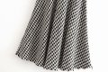 冬の女性糸染色されたハーフレングススカート