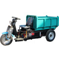 Pequeño triciclo de dumper eléctrico con carga abierta.