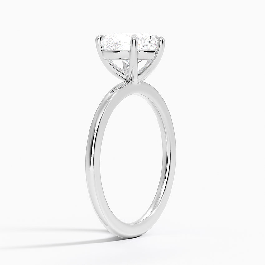Anggulo ng profile ng white gold heart cut diamond ring na nagpapakita ng open gallery setting