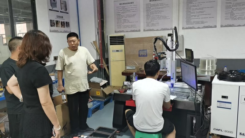 A customer group visited the Chuke Intelligent factory to learn how to operate a five-axis laser welding machine!