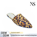 Mules com estampa de leopardo para mulheres