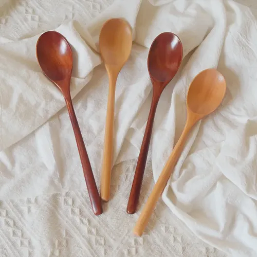 Cucchiaio in bambù naturale realizzato a mano per uso cucina
