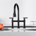 Dau Handle Bridge Kitchen Faucet Efydd wedi&#39;i frwsio