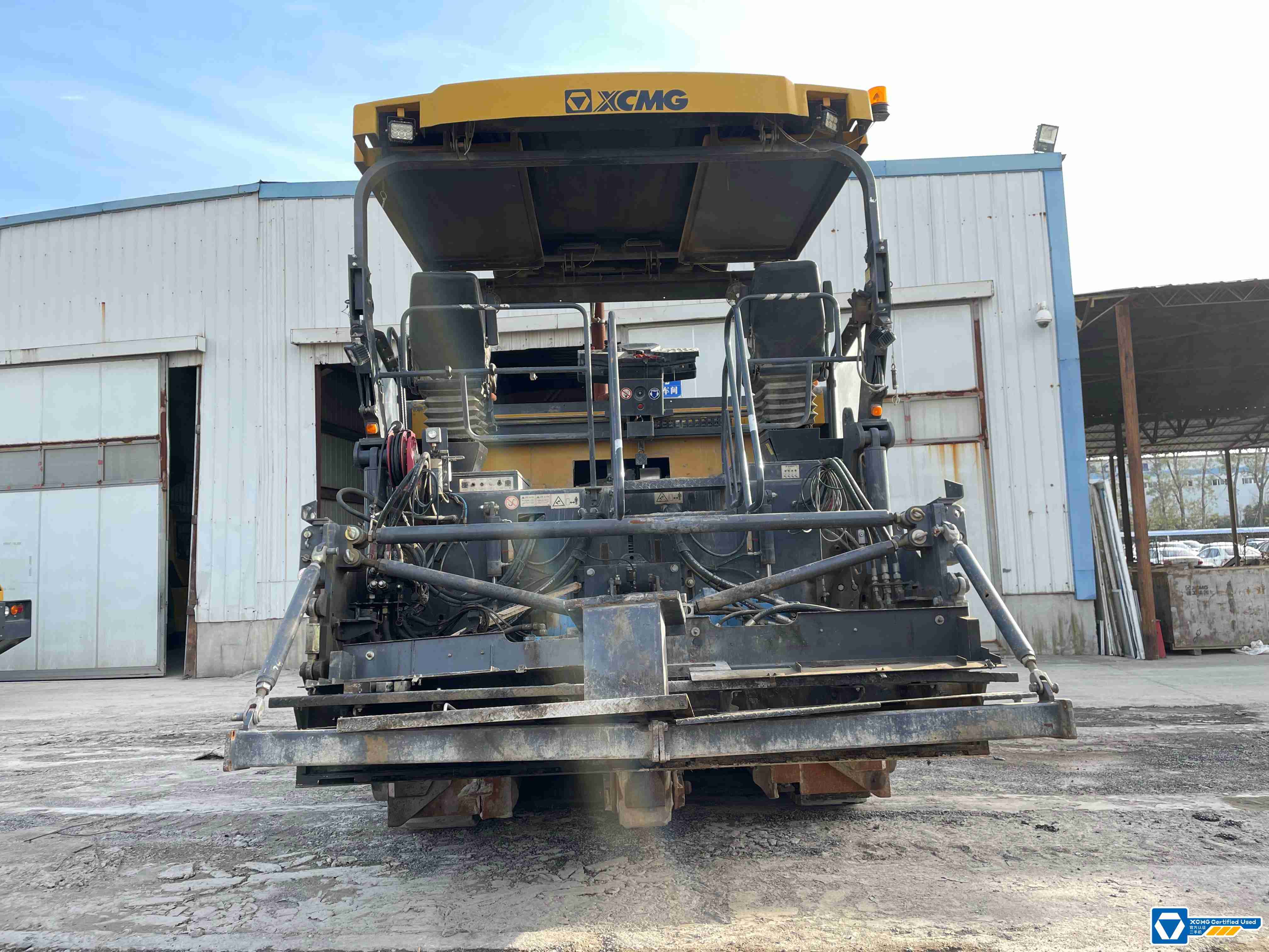 roadwork-paver-machine roadwork-paver-machine