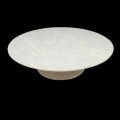 Batu marmar putih kek berdiri dan pelayan