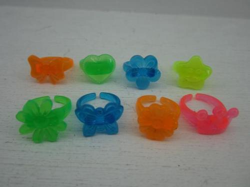 Berbagai-bagai cincin plastik yang berwarna-warni