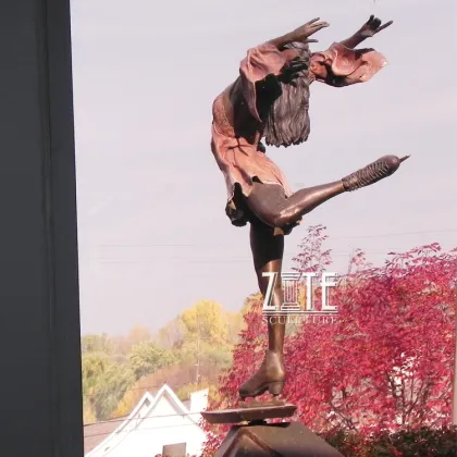 Casting metal bronze girl roller skating statue for outdoor