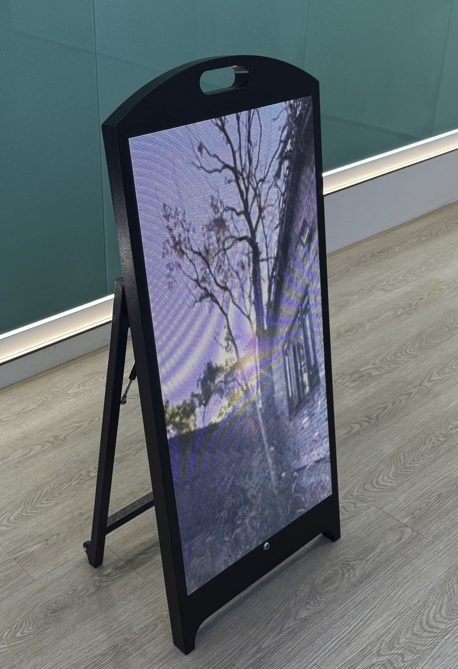 פאנל LED סלולרי חיצוני מקצועי לקמפיינים פרסומיים ברחבי העיר