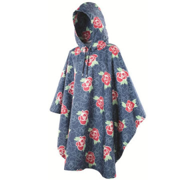 Wanita Lembut Bergaya Poncho Hujan Bergaya