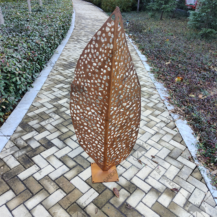 Sculpture de feuille rouillée en acier Corten à vendre