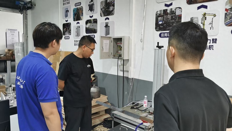 Chuke Intelligent's 3000W continuous laser cleaning machine helps customers efficiently clean their factories