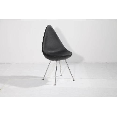 Réplica estofada da cadeira da gota de Arne Jacobsen do projeto dinamarquês