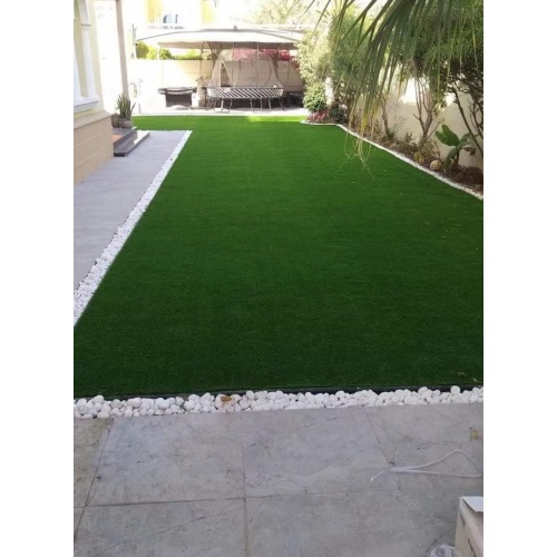 Искусственная трава для ландшафтного дизайна сада.