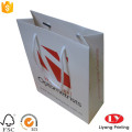 Καυτή προσαρμοσμένη λευκή χάρτινη τσάντα συσκευασίας με λαβή