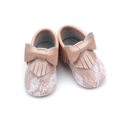 Бебешки обувки на едро с дантелени мокасини