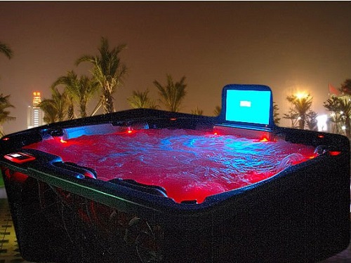 8 people TV spa tub