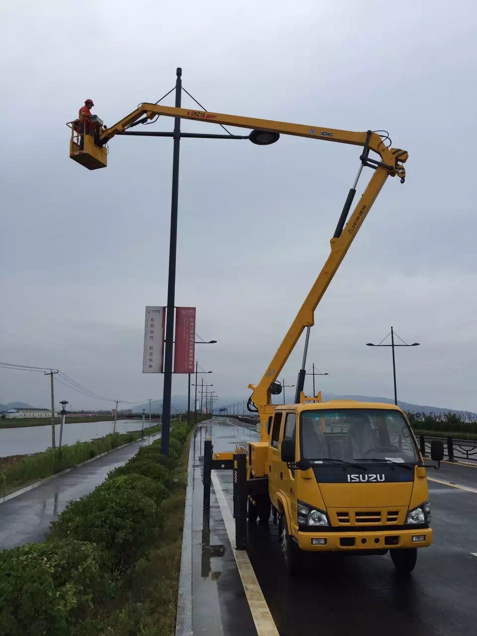 aerial platform truck