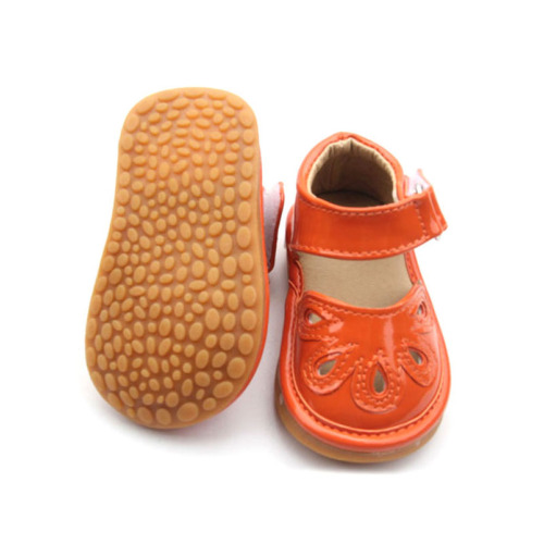 Sandálias mutáveis ​​de couro PU laranja oco squeaky sapatos