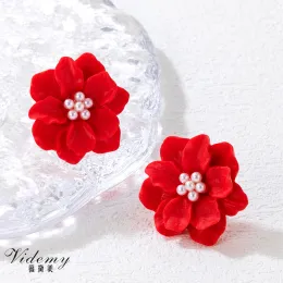 Chic Red Floral Pearl Earring Design