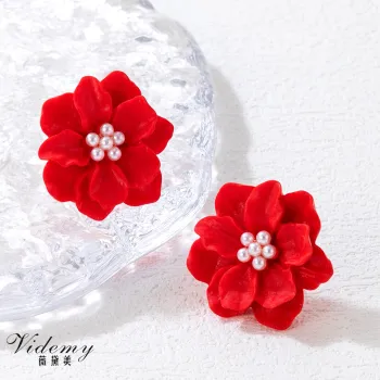 Chic Red Floral Pearl Earring Design