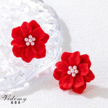 Chic Red Floral Pearl Earring Design