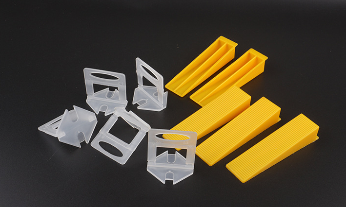 Tile leveling tool with insert type