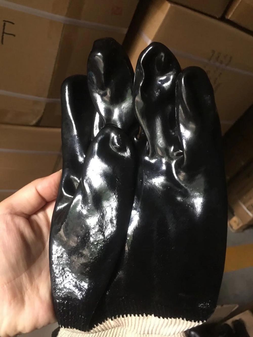 滑らかな手袋を備えた黒いPVCの綿のリニング