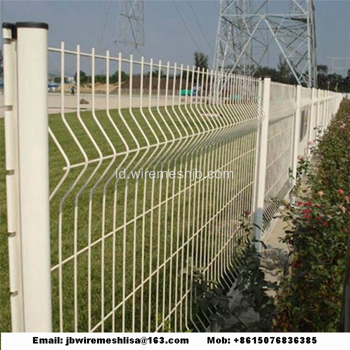 Peach Post Dilas Wire Mesh Fence