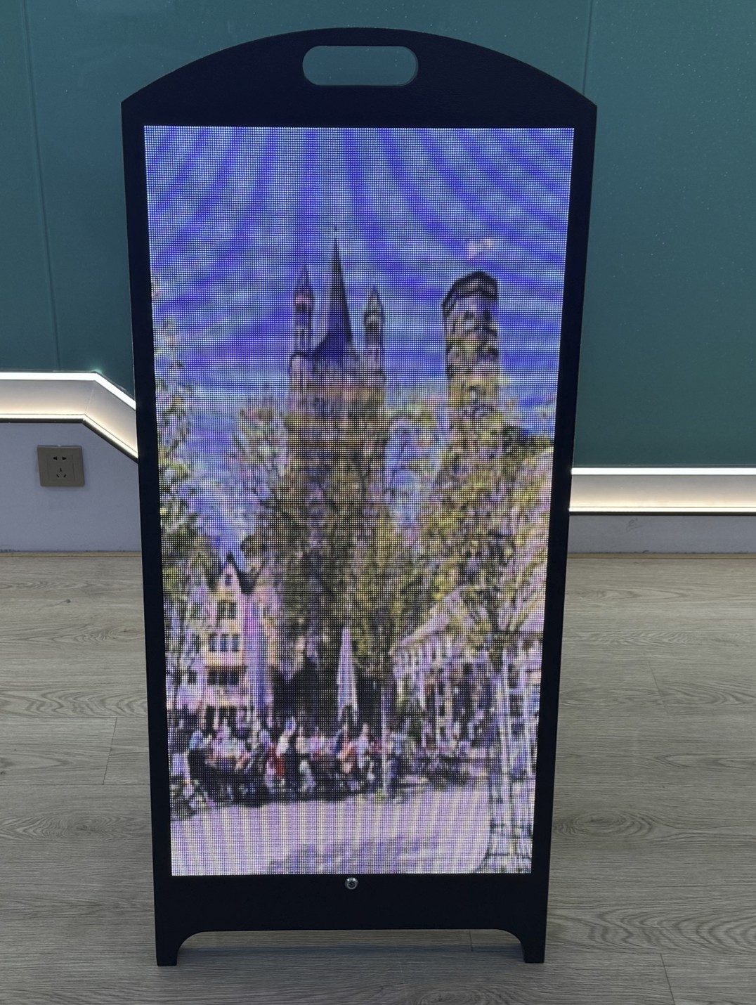 Gün ışığında okunabilirlik için 4500 nit yüksek parlaklıkta dış mekan taşınabilir LED tabela