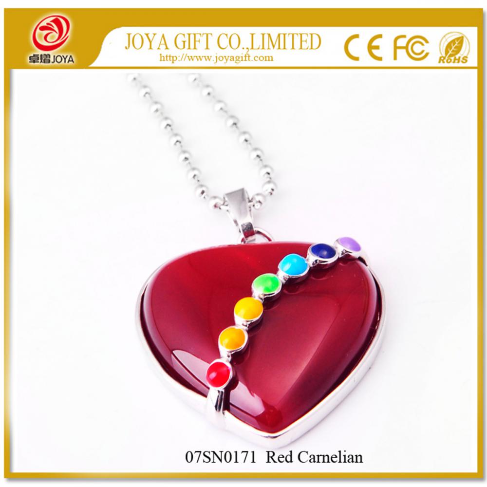 Collier pendentif coeur en cornaline rouge avec sept pierres précieuses