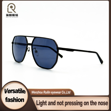 Óculos de sol antirreflexo em construção com armação de metal