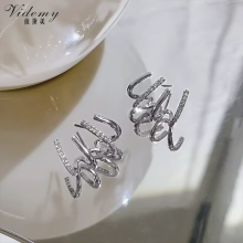 Elegantes aretes de diamantes de metal con diseño único