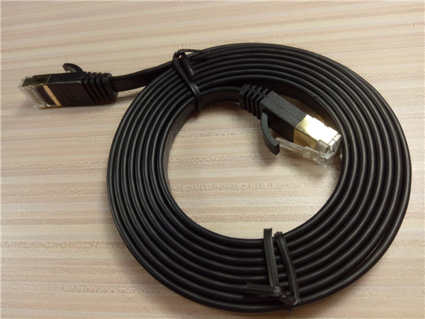 Czarny płaski kabel sieciowy Ethernet Cat7 o długości 30 stóp