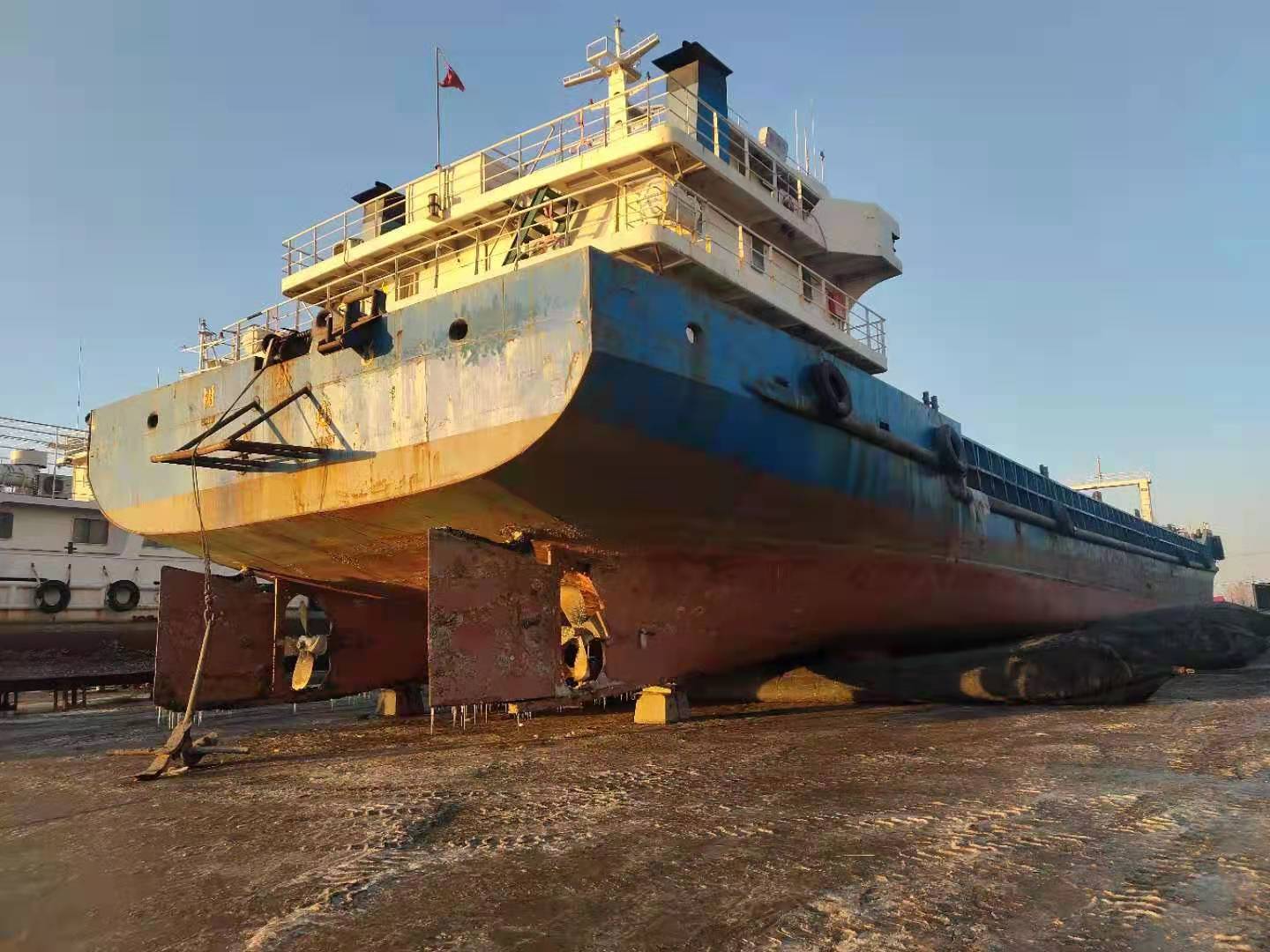 2015년 건조된 1250t 자체 추진 갑판 바지선, Bossgoo.com의 고품질 2015년 건조된 1250t 자체 추진 갑판 바지선