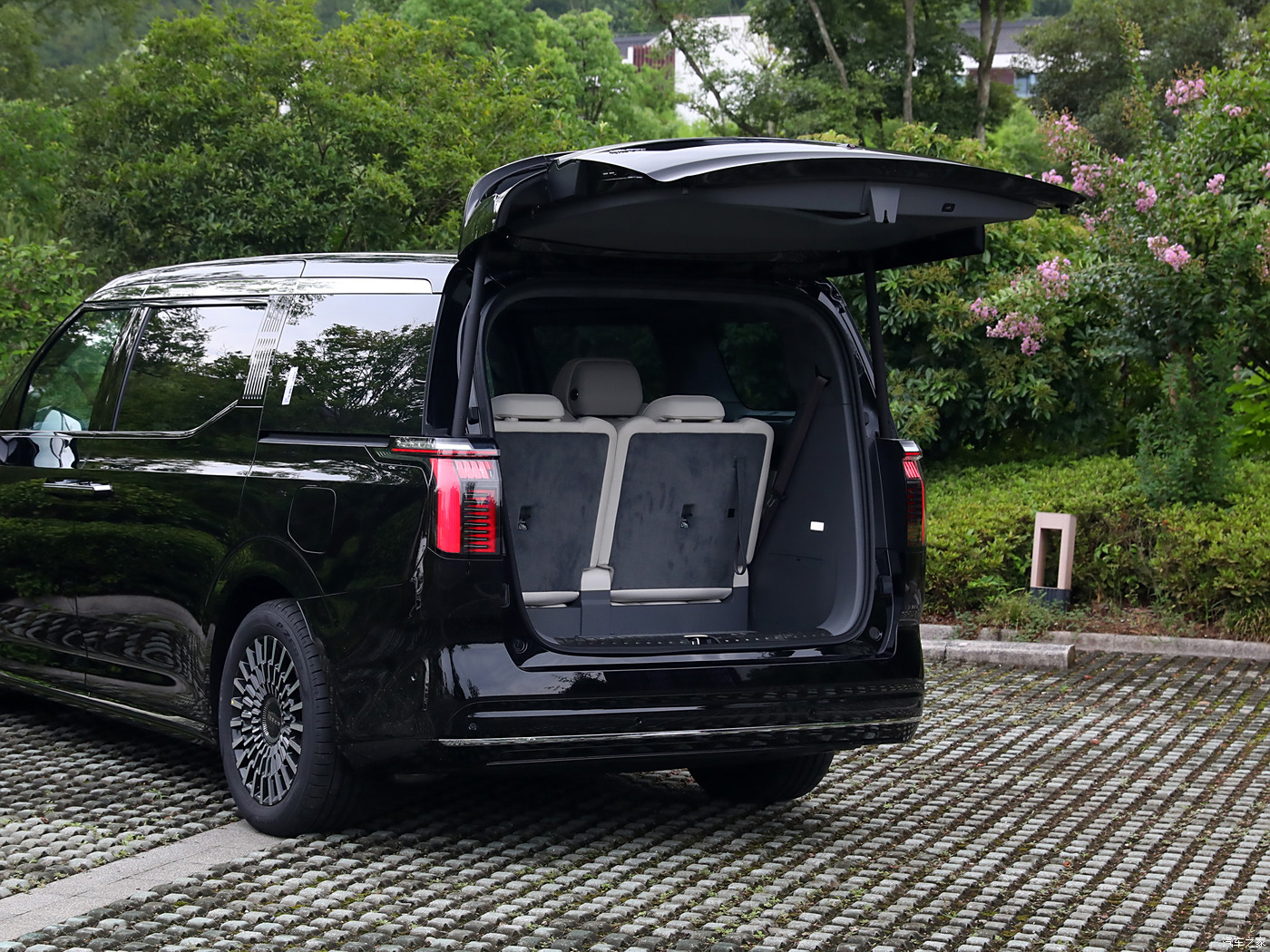 ZEEKR 009 Dual Motor Electric MPV