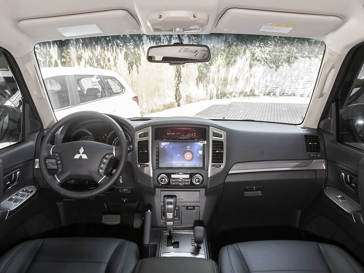 hardcore SUV favored by off-road enthusiasts