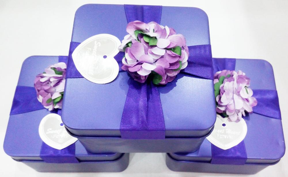 Caja de la lata de color púrpura con decoración de flores